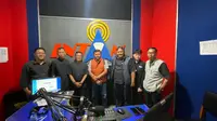 Ketua PHRI Kabupaten Garut, Deden Rochim bersama pengurus saal melakukan Talkshow mengenai kegiatan pesta rakyat PHRI Garut Wisata Explore 2023’ yang akan digelar 6-7 Mei mendatang. (Liputan6.com/Jayadi Supriadin)