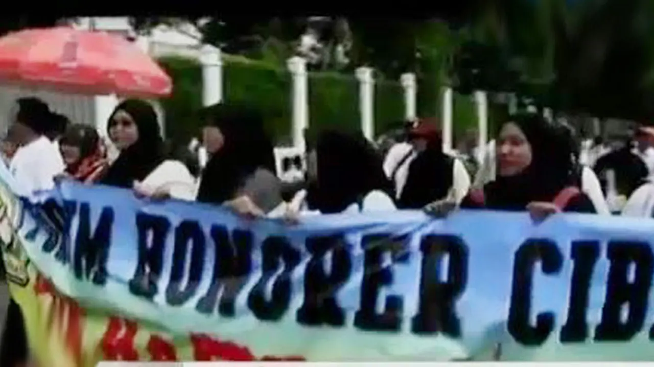 Ratusan Pekerja Honorer Demo Tuntut Status Jadi PNS