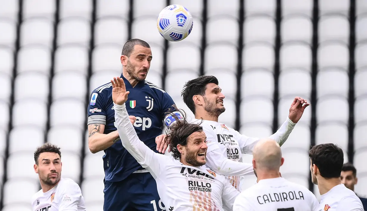 Bek Juventus, Leonardo Bonucci (atas) menyundul bola di antara para pemain Benevento dalam laga lanjutan Liga Italia 2020/2021 pekan ke-28 di Allianz Stadium, Turin, Mknggu (21/3/2021). Juventus kalah 0-1 dari Benevento. (AFP/Marco Bertorello)