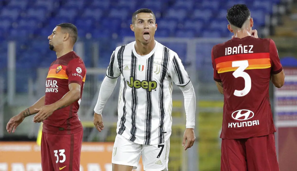 1. Cristiano Ronaldo - Megabintang Juventus itu dinyatakan terpapar virus corona pada Selasa (13/10/2020). Meski tidak menunjukan gejala apapun, kapten Timnas Portugal itu dikonfirmasi positif Covid-19 setelah menjalani tes swab. (AP/Gregorio Borgia)