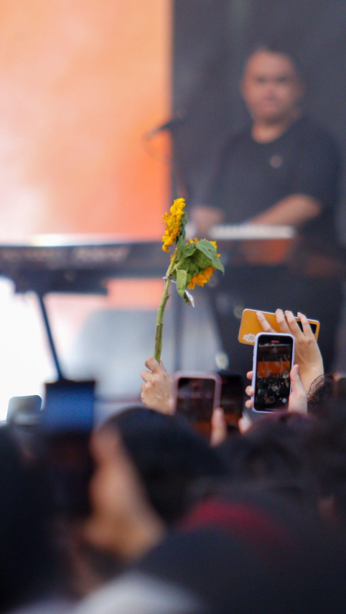 Ketika lirik pertama 'Gala Bunga Matahari' dilantunkan, penonton pun langsung ikut bernyanyi bersama. Tak sedikit penonton yang menitikkan air mata selama menyanyikan lagu tersebut.&nbsp;Foto: Merdeka.com/Nanda Farikh Ibrahim