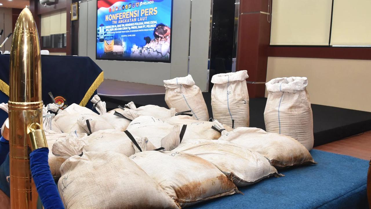 FOTO: TNI AL Gagalkan Distribusi Ilegal Pasir Timah di PIK 2