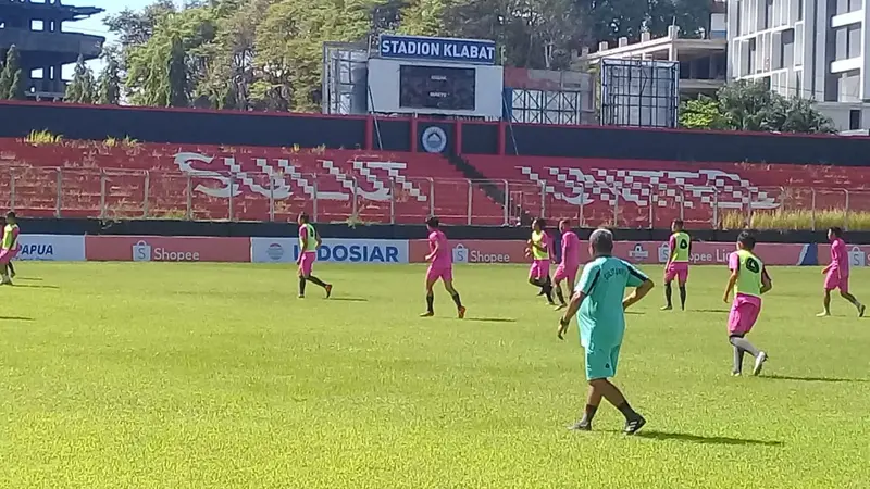 Tim Sulut United saat menjalani sesi latihan di Stadion Klabat Manado, pertengahan Juli 2020 lalu.