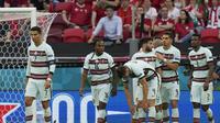 Para pemain Portugal merayakan gol Cristiano Ronaldo ke gawang Hungaria dalam pertandingan Grup F Euro 2020 di Stadion Ferenc Puskas, Budapest, Selasa, 15 Juni 2021. (AP Photo/Darko Bandic, Pool )
