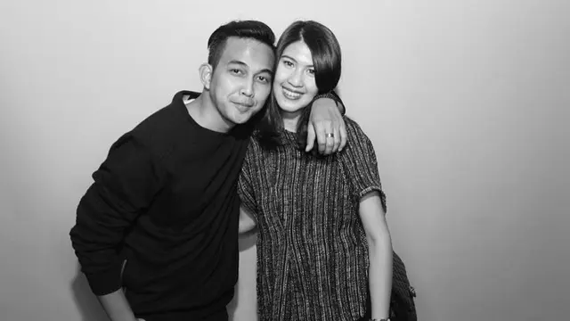Dikaruniai Anak Usai 8 Tahun Menikah, Ini 7 Momen Mesra Indra Sinaga dan Istri