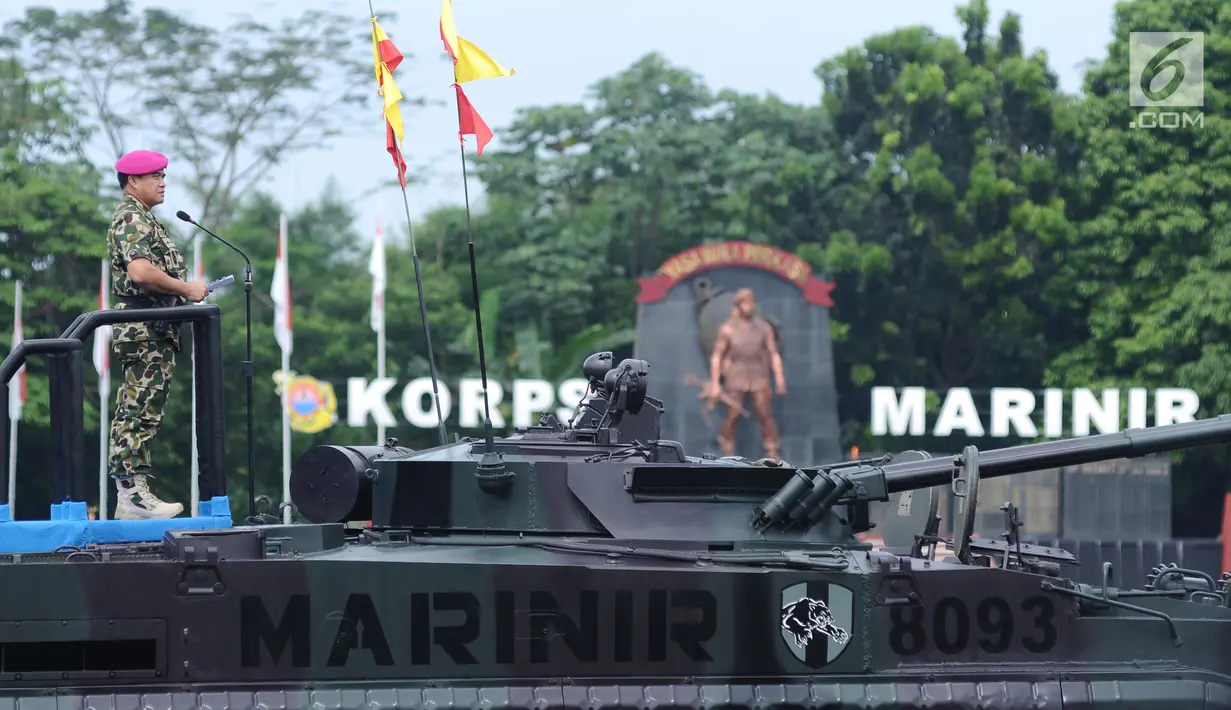 Kasal, Laksamana TNI Ade Supandi memberi amanat saat upacara HUT Korps Marinir ke-72 di Kesatrian Marinir Hartono, Cilandak, Jakarta, Rabu (15/11). HUT Marinir ke-72 bertema Marinir Prajurit Pejuang dan Profesional. (Liputan6.com/Helmi Fithriansyah)