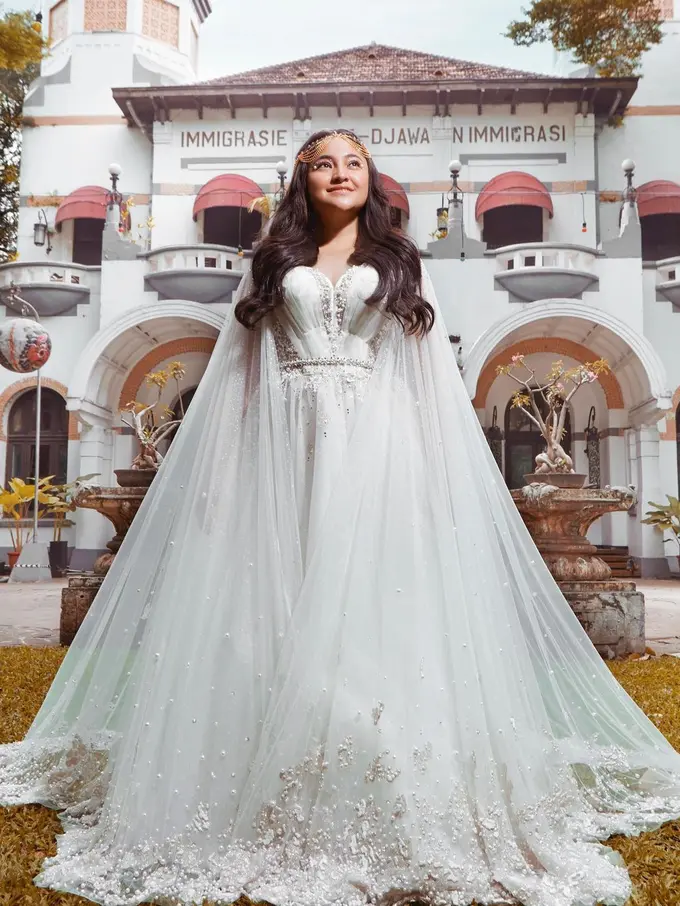 Marshanda tampil cantik dalam pemotretan terbaru (Foto oleh: @dariusmanihuruk, sumber Instagram @marshanda99)