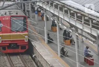 Rangkaian kereta listrik Commuter Line atau KRL saat melintas di Stasiun Jatinegara, Jakarta, Senin (2/1/2023). Sebagai informasi, tarif asli KRL adalah sekitar Rp 10.000-Rp 15.000 untuk sekali perjalanan. (merdeka.com/Iqbal S Nugroho)