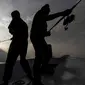 Anggota Jurnalis Joran Reborn memancing ikan saat menggelar Saur on The Boat di kawasan Pulau Tunda, Serang, Banten, Jumat (17/5/2019). Kegiatan ini bertema 'Indahnya Silaturahmi, Indahnya Berbagi'. (Liputan6.com/HO/Ebe)