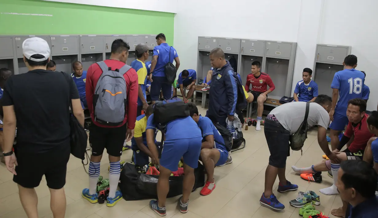 Suasana ruang ganti pemain Persib saat akan berlatih jelang laga final Piala Presiden 2015 menghadapi Sriwijaya FC di Stadion Utama Gelora Bung Karno, Jakarta, Sabtu (17/10/2015). (Bola.com/Vitalis Yogi Trisna)