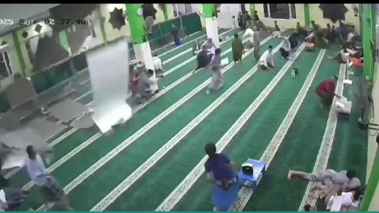 Detik-Detik Plafon Masjid di Bekasi Ambruk Menimpa Jemaah Sedang Iktikaf, 4 Orang Luka-Luka