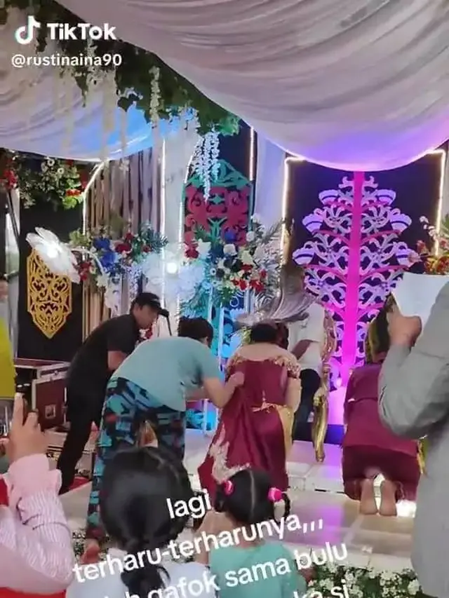8 Momen Apes saat Pengantin Sungkeman Ini Bikin Geleng Kepala