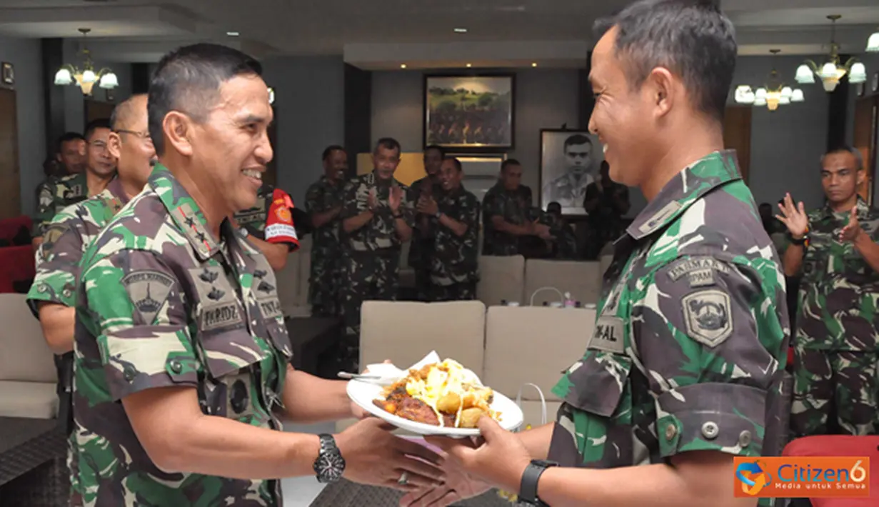 Citizen6, Surabaya: Usai memberikan sambutan, Komandan Korps Marinir memotong tumpeng dan memberikannya kepada Komandan Yontaifib-1 Marinir Mayor Marinir Edy Cahyanto. (Pengirim: Diyat Akmal)