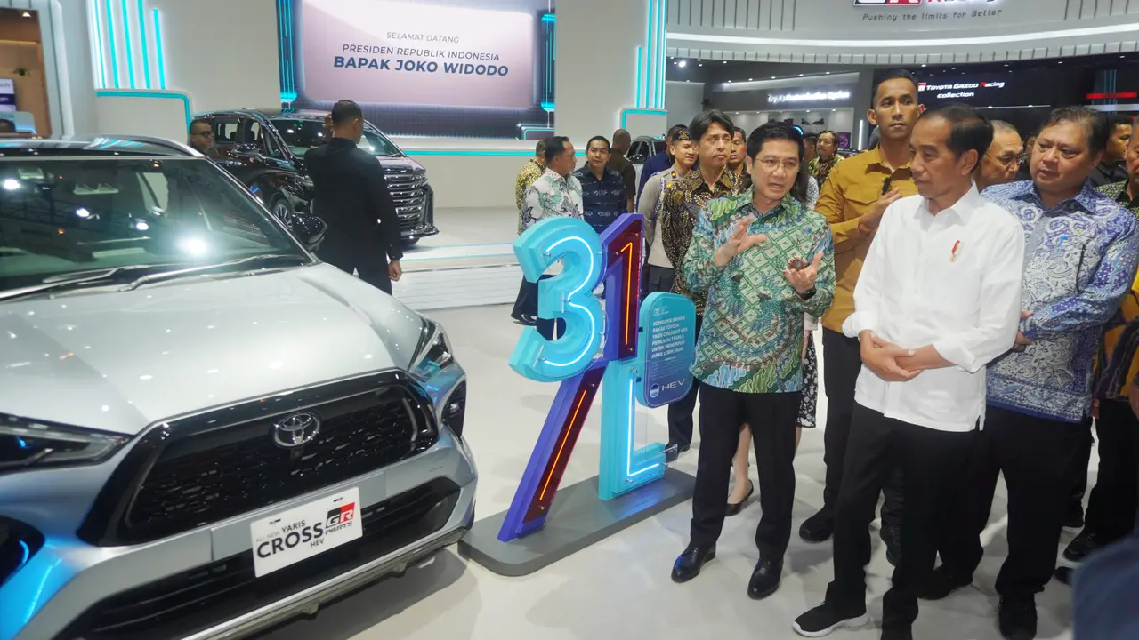 Presiden Joko Widodo (Jokowi) tertarik dengan teknologi yang dihadirkan Toyota Yaris Cross HEV saat mengunjungi booth Toyota di IIMS 2024