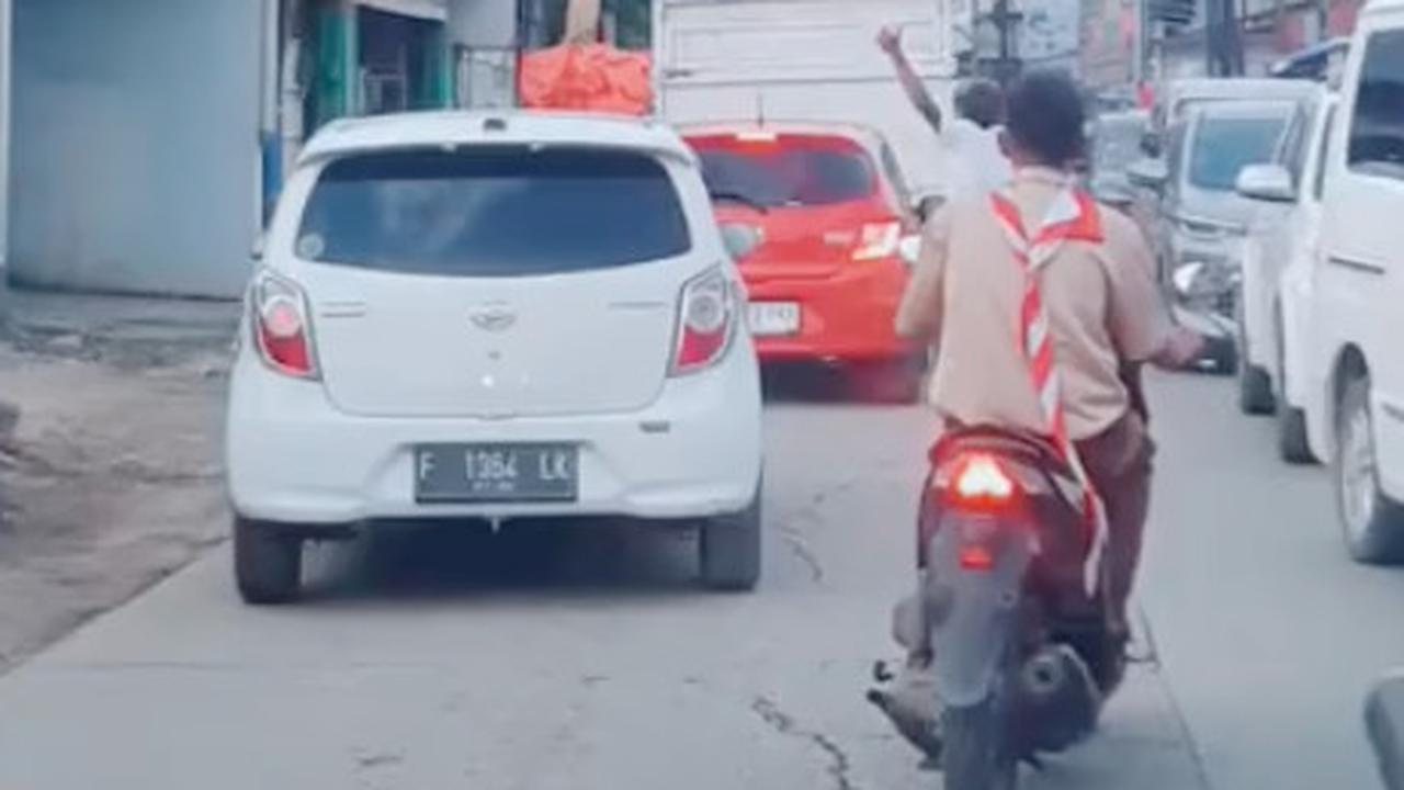 Viral Momen Haru Pemuda Atur Jalan Ambulans Lewati Kemacetan, Banjir Pujian