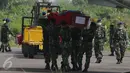 Petugas mengangkat peti jenazah dari pesawat Hercules bernomor ekor 1321 ke pesawat pengganti jenis CN 295, di Lanud Soewondo, Medan, Jumat (3/7). Pemindahan tersebut karena muncul percikan api di bagian kokpit Hercules C-130. (Liputan6.com/Johan Tallo)