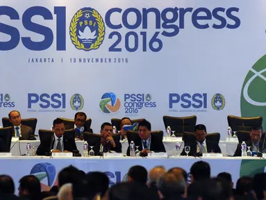 Plt Ketua Umum PSSI, Hinca Panjaitan (tengah) memimpin Kongres Biasa PSSI 2016 di Jakarta, Kamis (10/11). Kongres untuk memilih Ketua dan Wakil Ketua serta Anggota Komite Eksekutif PSSI periode 2016-2020. (Liputan6.com/Helmi Fithriansyah)