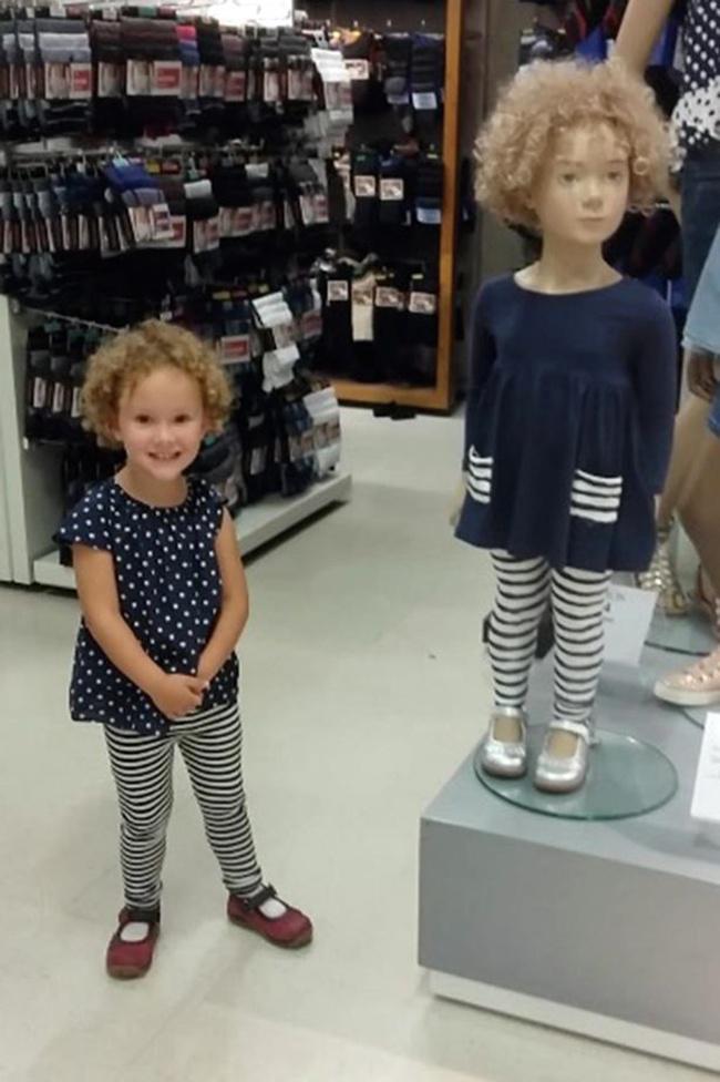 Ava dan manekin yang sangat mirip dengannya | Photo: Copyright mirror.co.uk