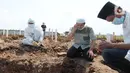 Prosesi pemakaman jenazah korban COVID-19 di TPU Rorotan, Cilincing, Jakarta Utara, Kamis (29/4/2021). Dalam sehari, TPU Rorotan memakamkan korban COVID-19 dengan rata-rata 5 hingga 8 jenazah. (merdeka.com/Arie Basuki)