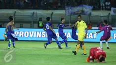 Pesepakbola Jawa Barat melakukan selebrasi juara PON XIX 2016 usai menumbangkan Sulawesi Selatan di laga final di Stadion Si Jalak Harupat, Kab Bandung, Rabu (28/9). Jabar unggul lewat adu penalti 5-4. (Liputan6.com/Helmi Fithriansyah)