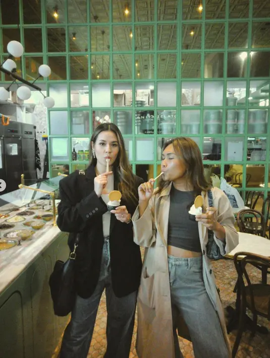 Paduan yang tak lekang oleh waktu dihadirkan melalui paduan oversized blazer dan denim. [Foto: Instagram/ Raisa]