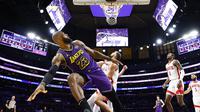Duel sengit Lakers melawan Rockets di NBA 2024/2025 (AFP)