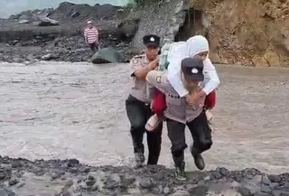 Polisi gendong pelajar SD seberangi sungai lahar dingin Semeru