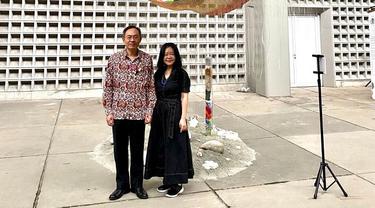 Wakil kepala Teto Chen Sheng Peng dan Kurator Sandy Lo mengunjungi karya "Linking" oleh seniman Taiwan Yuma Taru dan KOMUNITAS KAHE di ruang pameran seni (TETO Indonesia)