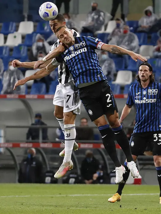 Penyerang Juventus, Cristiano Ronaldo dan bek Atalanta, Rafael Toloi berebut bola di udara pada final Coppa Italia 2021 di Stadion Mapei - Citta del Tricolore, Kamis (20/5/2021) dinihari WIB. Juventus menjadi juara Coppa Italia 2020-2021 setelah mengalahkan Atalanta 2-1. (AP Photo/Antonio Calanni)