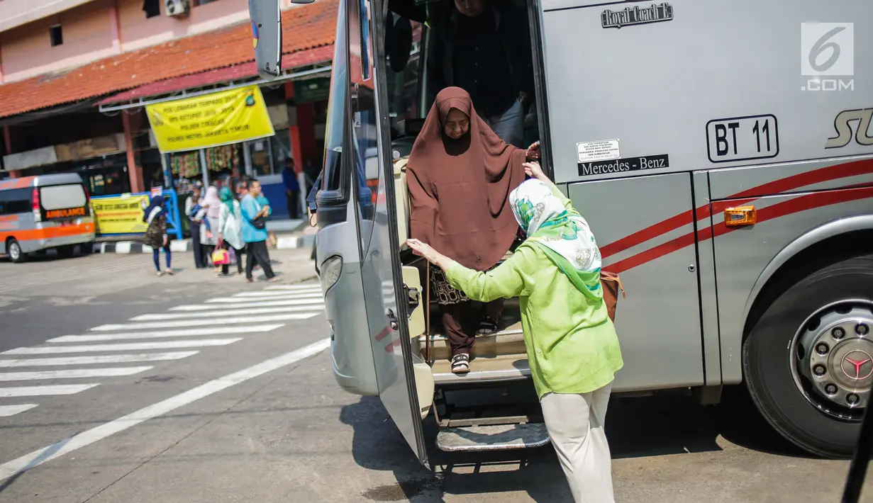Penumpang turun dari bus Antar Kota Antar Provinsi (AKAP) di Terminal Kampung Rambutan, Jakarta Timur, Minggu (9/6/2019). Jumlah penumpang yang memasuki terminal Kampung Rambutan dalam arus balik Lebaran 2019 diperkirakan bakal memuncak pada Minggu (9/6) ini. (Liputan6.com/Faizal Fanani)