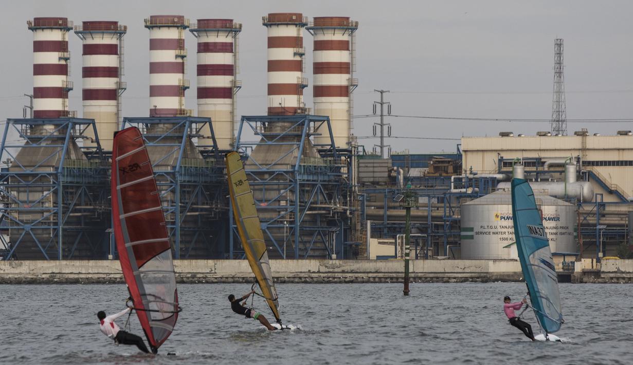 Sejumlah atlet layar berlatih saat pelatnas di Laut Jakarta, Kamis (24/5/2018). Cabang layar menargetkan dua medali emas pada Asian Games 2018. (Bola.com/Vitalis Yogi Trisna)