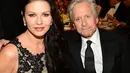<p>Sang suami, Michael Douglas, pun tak kalah romantisnya. Di media sosial ia mengunggah foto pernikahannya bersama. (Via Instagram/@catherinezetajones)</p>