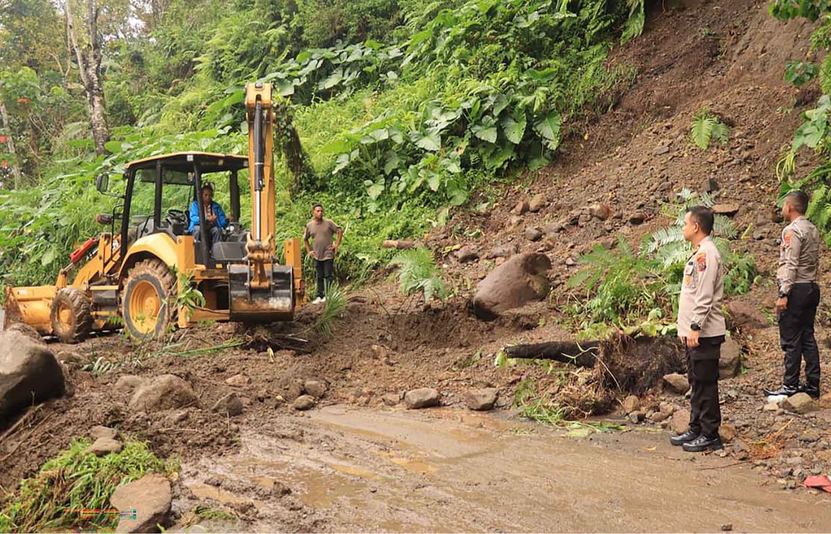 FOTO: Banjir Bandang Mauponggo: 6 Tewas, 4 Hilang, Puluhan Warga Mengungsi
