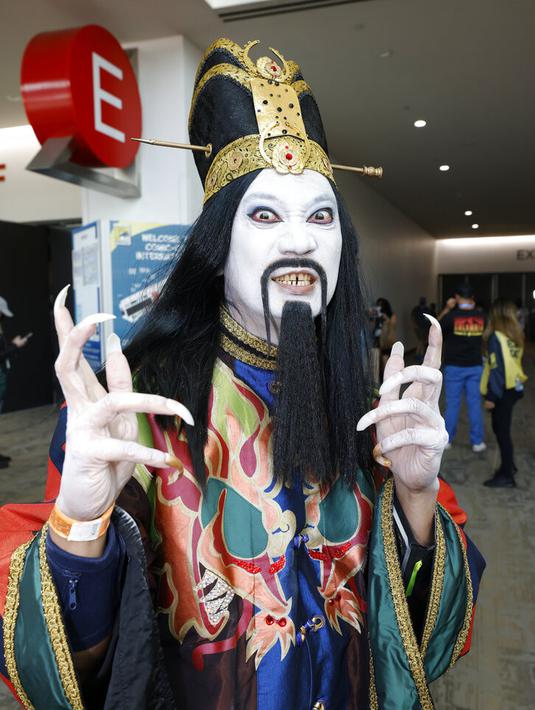 Cosplayer di Comic-Con San Diego tampil dengan dandanan sebagai David Lo Pan dari Big Trouble in Little China.(Christy Radecic/Invision/AP)
