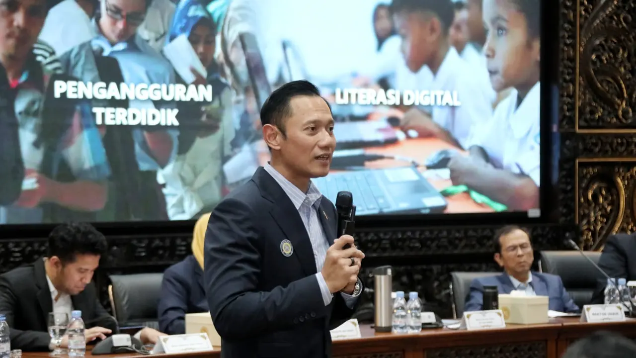 Menteri Koordinator Bidang Infrastruktur dan Pembangunan Kewilayahan Agus Harimurti Yudhoyono (AHY) saat menghadiri pertemuan Dewan Pakar Ikatan Alumni Universitas Airlangga (IKA UNAIR) di Kampus Universitas Airlangga, Surabaya (Istimewa)