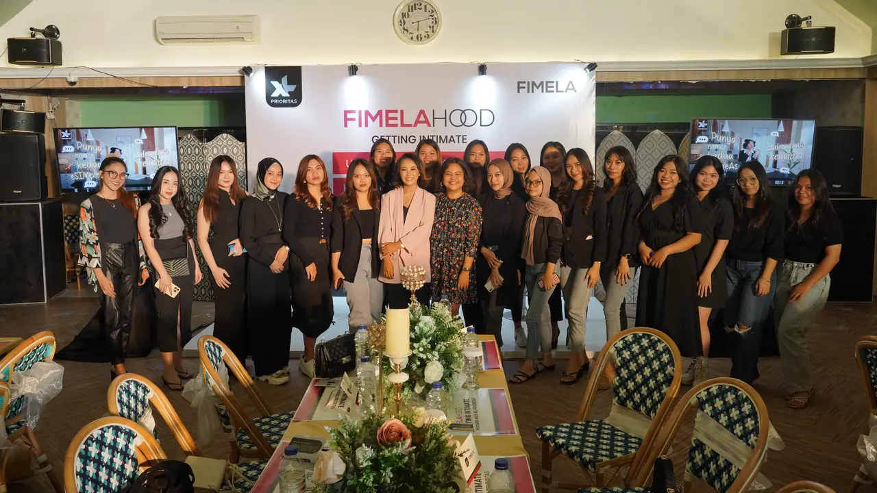 Dokumentasi bersama dengan semua peserta dan narasumber Fimelahood Getting Intimate with XL Prioritas di Manado.