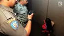 Petugas Satpol PP mengintrogasi seorang wanita selama razia panti pijat di BSD, Tangerang Selatan, Selasa (25/6/2019). Dalam razia tersebut puluhan wanita diamankan karena tidak bisa menunjukan kartu identitas. (merdeka.com/Arie Basuki)