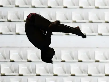 Aksi seorang atlet loncat indah saat bersaing dalam babak penyisihan nomor springboard 3m putra Asian Games 2018 di arena Aquatic Centre, GBK, Jakarta, Jumat (31/8).(merdeka/Imam Buhori)