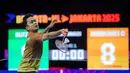 Pebulu tangkis tunggal putra Indonesia, Anthony Ginting dari tim Hurricanes berusaha mengembalikan kok ke arah Jonatan Christie dari tim Blitzers dalam laga Badminton XL 2025 di Istora Senayan, Jakarta, Sabtu (04/10/2025). (Bola.com/Bagaskara Lazuardi)