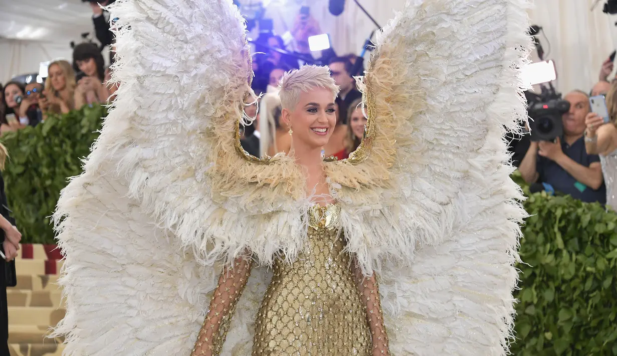 Lalu pertanyaannya, apakah Katy Perry harus memakai sayap itu saat duduk, pergi ke toilet dan bahkan makan malam? Hmm... (NEILSON BARNARD / GETTY IMAGES NORTH AMERICA / AFP)