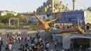 Seorang pria menyelam ke perairan Tanduk Emas dengan latar belakang Yeni Cami, di Istanbul, Selasa (27/7/2021). Turki telah mencatat lebih dari 15.000 kasus virus corona baru, karena jumlah infeksi yang terus meningkat. (AP Photo/Mucahid Yapici)