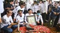 Dengan ketegasan dan kebijaksanaanya, Bunda Iffet menjadi panutan bagi personel grup band Slank sekaligus penengah ketika terjadi konflik. (Liputan6.com/Angga Yuniar)