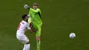 Kejadian tersebut bermula saat Iran melakukan serangan balik lewat umpan panjang dari belakang yang ditujukan untuk Mehdi Taremi (kiri). Kiper Wales, Wayne Hennessey pun memutuskan untuk keluar dari kotak penalti dan menghadang bola. (AP/Manu Fernandez)