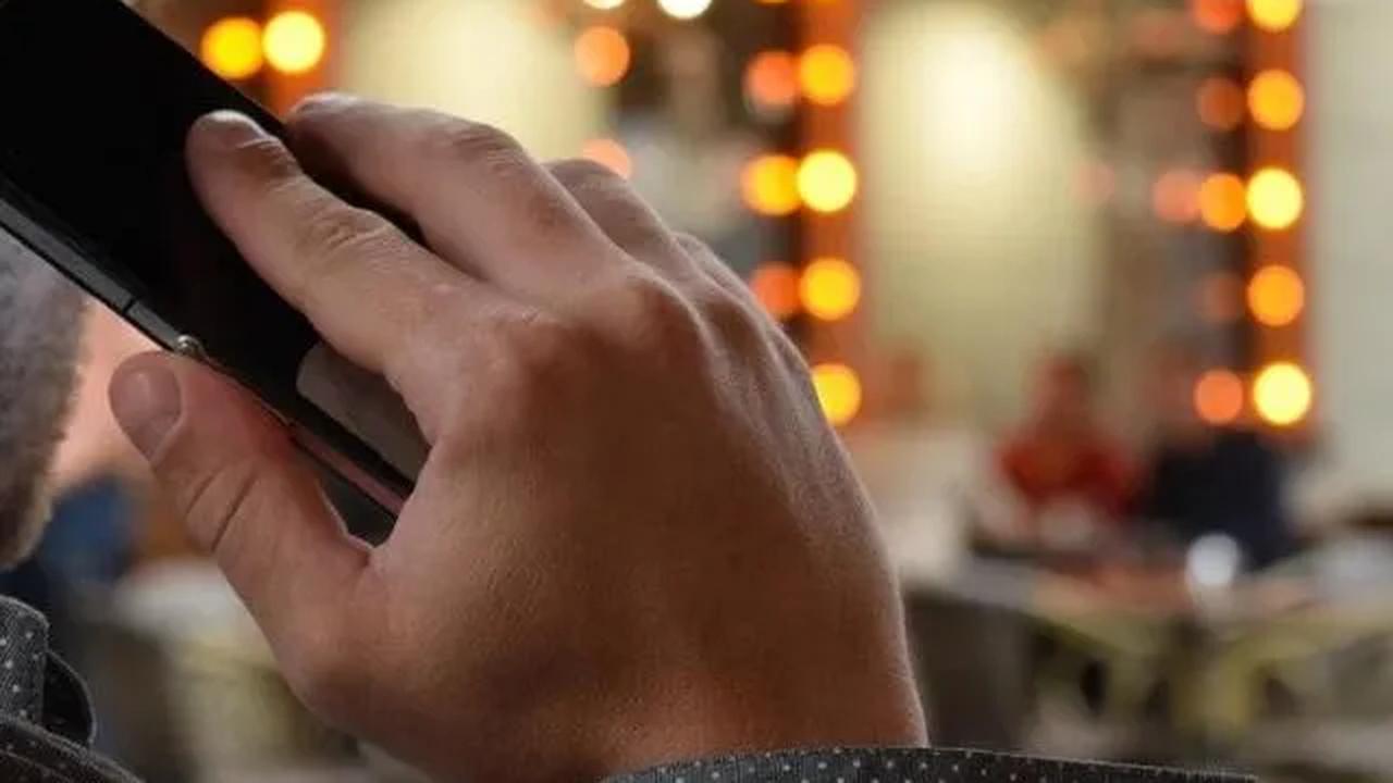 Melansir dari akun Twitter @beacukaiRI, sejak tahun 2020, pemerintah memberlakukan pemblokiran ponsel tanpa izin berdasarkan nomor IMEI.