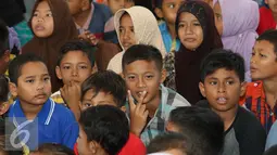 Anak-anak korban Gempa mengikuti kegiatan "Trauma Healing" di Pidie Jaya, Aceh, Jumat (9/12). Kegiatan tersebut untuk memulihkan rasa trauma anak-anak korban gempa bumi di Pidie Jaya. (Liputan6.com/Angga Yuniar)