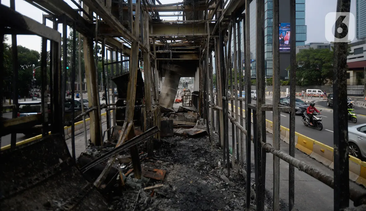 Kondisi halte transjakarta yang dibakar oleh massa perusuh di Kawasan Bundaran HI Jakarta, Jumat (9/10/2020). Demo menolak omnibus law Undang-Undang (UU) Cipta Kerja diwarnai kericuhan dan pembakaran terhadap sejumlah halte Transjakarta. (merdeka.com/Dwi Narwoko)