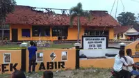 Mapolsek Tabir nyaris habis usai dibakar massa. (Bangun Santoso/Liputan6.com)