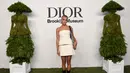 Jordan Alexander mengenakan Dior Ready-To-Wear oleh Maria Grazia Chiuri lewat strapless dan skirt berwarna nude (Foto: Dior)