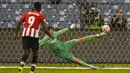 Penjaga gawang Real Madrid Thibaut Courtois menyelamatkan tendangan penalti pemain Athletic Bilbao pada pertandingan sepak bola final Piala Super Spanyol di Stadion King Fahd, Riyadh, Arab Saudi, 16 Januari 2022. Real Madrid menang 2-0. (AP Photo/Hassan Ammar)