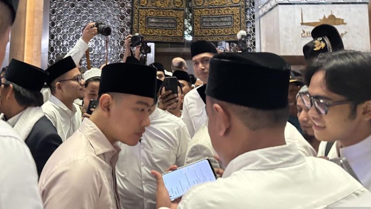 Gibran Salat Idul Fitri di Istiqlal, Sempatkan Swafoto dan Berbincang dengan Warga
